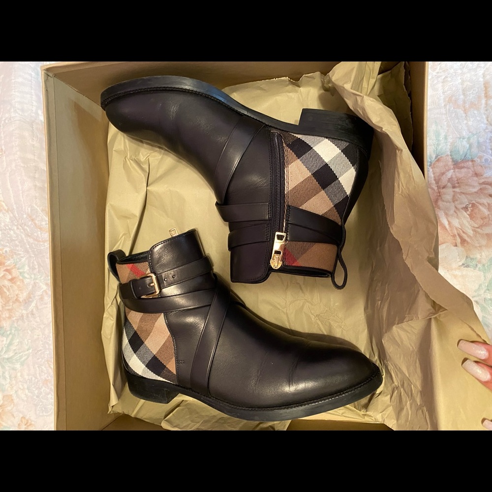 Burberry boots 💖